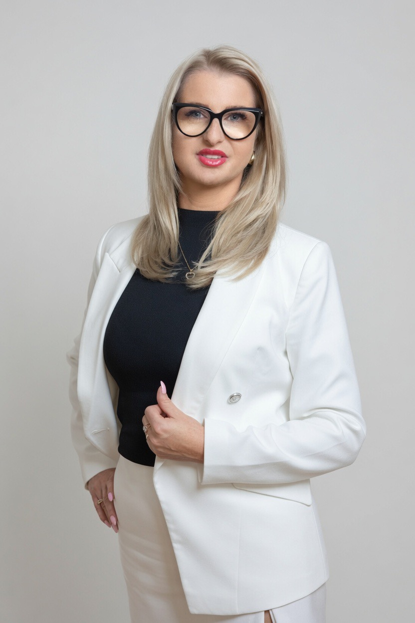 Anna Wiercigroch w białym garniturze