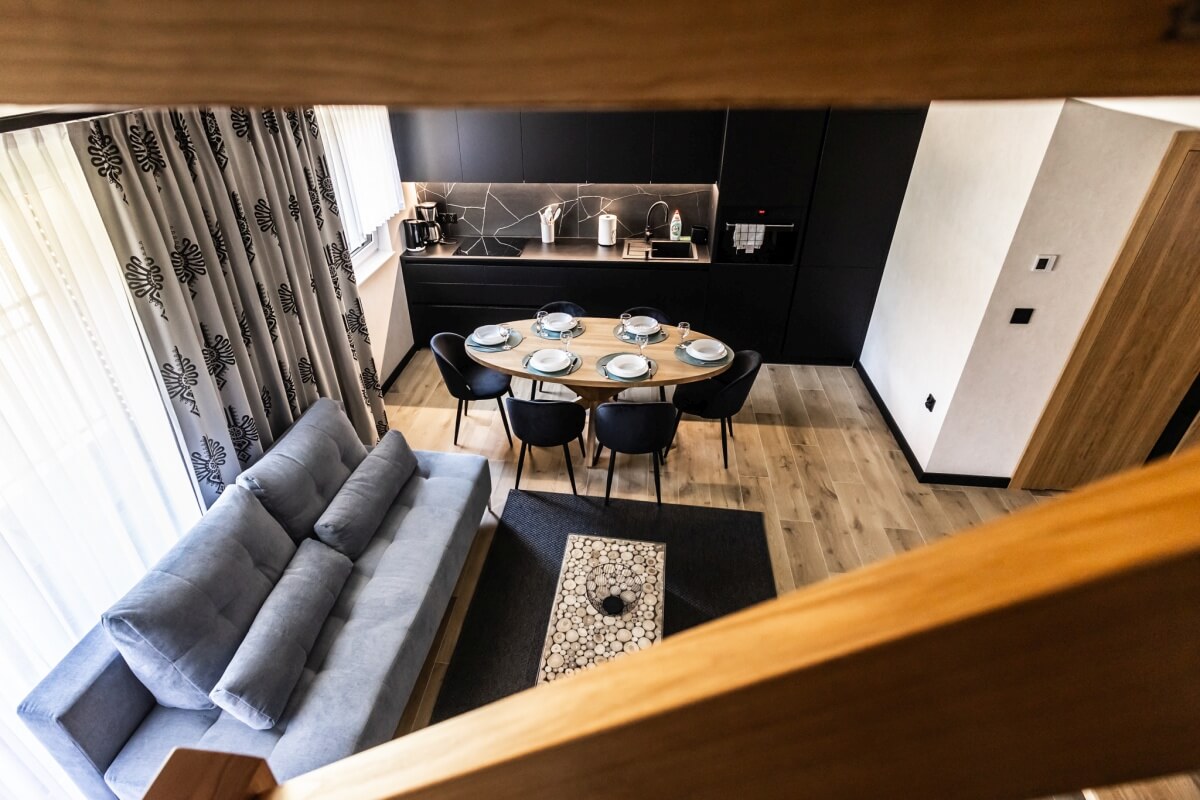 Widok na salon i aneks kuchenny Apartamentu Szczęście
