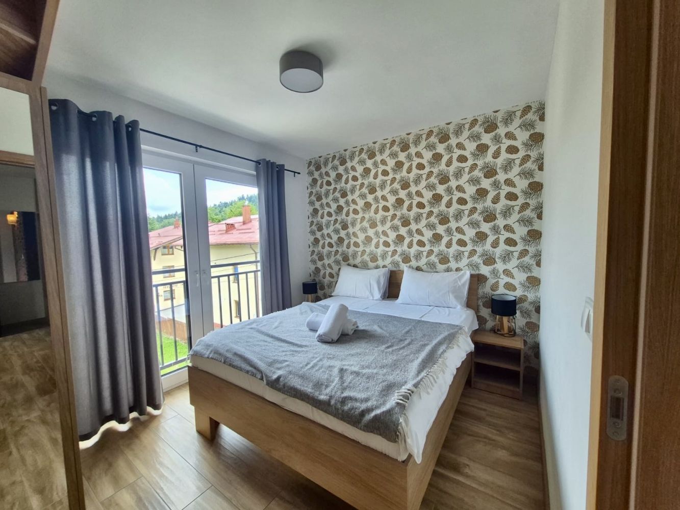 Sypialnia z balkonem w Apartamencie Widokowym w Szczyrku